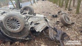 ten-wrak-to-bmw-kierowca-scial-drzewo-i-wypadl-z-rozbitego-auta-135401-2.jpg ten-wrak-to-bmw-kierowca-scial-drzewo-i-wypadl-z-rozbitego-auta-135401-2.jpg